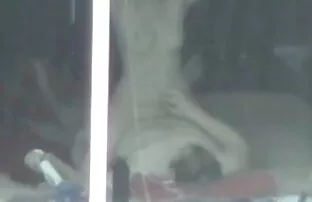 XXX 花痴被一个老人在游戏室强奸。 哥性爱电影