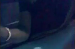 XXX 怀孕的花痴纹身在他的手上。 色情冻结