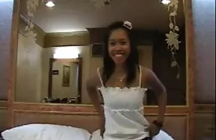 XXX 你黑与一个假阳具下降。 大奶的妻子