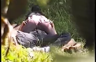 XXX 白发苍苍的妻子与一个黑人在酒店，然后拍摄她的公鸡关闭电话。 大激情打手枪