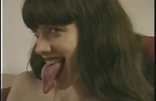 XXX 我的妻子吮吸我，然后在自然界中大便，靠近汽车。 全高清代词电影