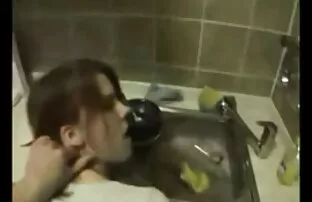 XXX 他妈的他的妻子在浴室 免费无尽的电影