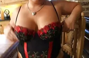 XXX 妈妈丈夫的兄弟做爱后，他有一个诚实的谈话与她。 自制的性爱电影