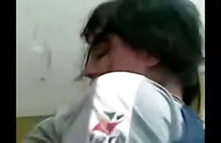 XXX 老肥脚，一个年轻人做爱。 成人电影免费下载