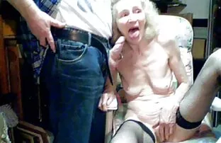 XXX 那个粗壮的女人被一根烟斗牵着。 色情明星管