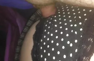 XXX 米娅和佩特拉是脱衣服的每一个其他的游泳池。 印度医生色情