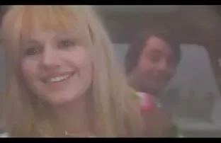 XXX 惊人的奶的蛹的老人拍摄的一部分的暨上她的嘴铁杆 最新的色情电影