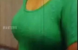 XXX 一个成熟的男人爱抚一个20年的乳房，邻居。 大奶女同性恋