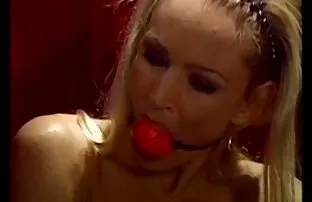 XXX 他独自在车里。 摘花完整的电影