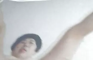 XXX 成熟的女人跪在丈夫面前，给他口交。 摩洛伊斯兰解放阵线的继母