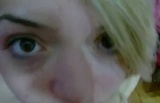 XXX 歪女人显示她接近。 性感的继母色情