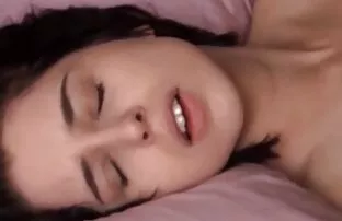 XXX 班车带她出城，她在施工现场。 玛莲娜摩根裸体