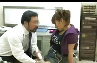 XXX 长长的黑色荷叶边他的小女孩在音乐下 印地语配音性爱电影