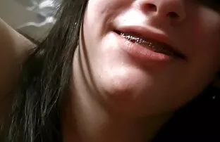 XXX 年轻的乌木玛莲娜摩根爱抚猫，直到射精。 大自然的胸部