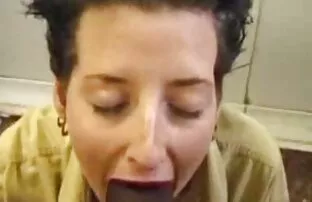 XXX 布朗带领一个长长的尾巴到一个女人的阴道孕妇 色情性管