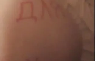 XXX 乘客吮吸出租车司机的公鸡，然后步入车内。 巨大的奶子管
