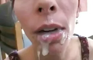 XXX 娜奥米的女孩在一个试点一个伐木工人 免费在线色情电影
