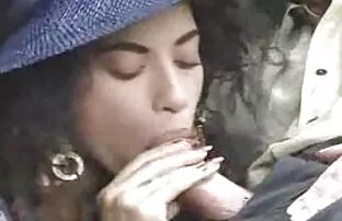 XXX 女孩测量衣服的变化在一个隐藏的摄像头前。 奶奶性爱电影