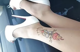 XXX 业余大在运动车。 熟大胸部