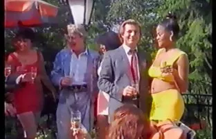 XXX 穿着内衣牛奶的金发女郎会满足她。 泰卢固语性别的视频歌曲